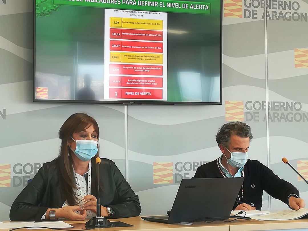 La consejera de Sanidad, Sira Repollés, y el director general de Salud Pública, Francisco Javier Falo, durante la rueda de prensa La consejera de Sanidad, Sira Repollés, y el director general de Salud Pública, Francisco Javier Falo, durante la rueda de prensa