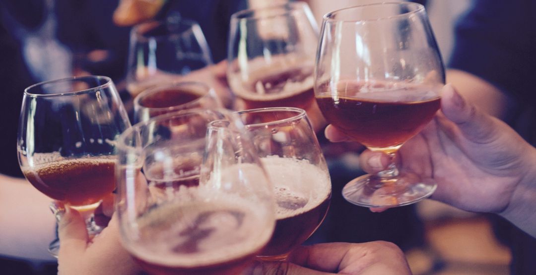 Imagen de archivo de un brindis con copas de cerveza Imagen de archivo de un brindis con copas de cerveza