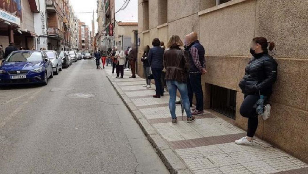 Personas aguardando su turno para someterse al cribado masivo el viernes 9 de abril Personas aguardando su turno para someterse al cribado masivo el viernes 9 de abril