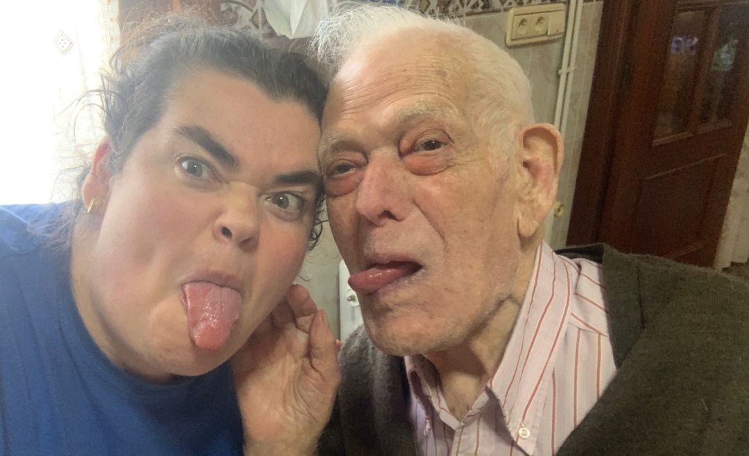 Imagen del reencuentro de un Felipe Jiménez y de Gema García, su nieta Imagen del reencuentro de un Felipe Jiménez y de Gema García, su nieta