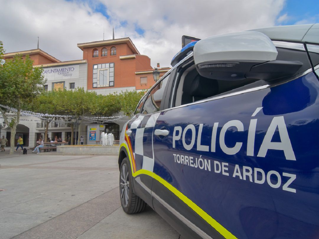 Policía Local frente al ayuntamiento torrejonero Policía Local frente al ayuntamiento torrejonero