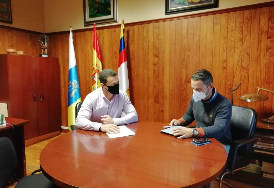 El alcalde de Yaiza, Óscar Noda, y el concejal de Obras Públicas, Jonathan Lemes. El alcalde de Yaiza, Óscar Noda, y el concejal de Obras Públicas, Jonathan Lemes.