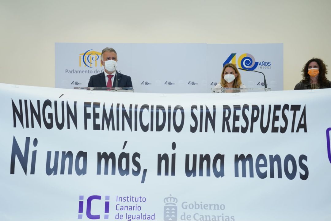 Acto de repulsa al último feminicidio en el Parlamento de Canarias Acto de repulsa al último feminicidio en el Parlamento de Canarias