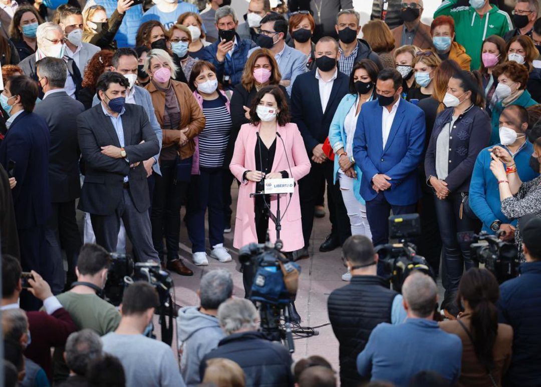 Díaz Ayuso (c) se dirige a los asistentes al acto celebrado este lunes en Parla. Díaz Ayuso (c) se dirige a los asistentes al acto celebrado este lunes en Parla.