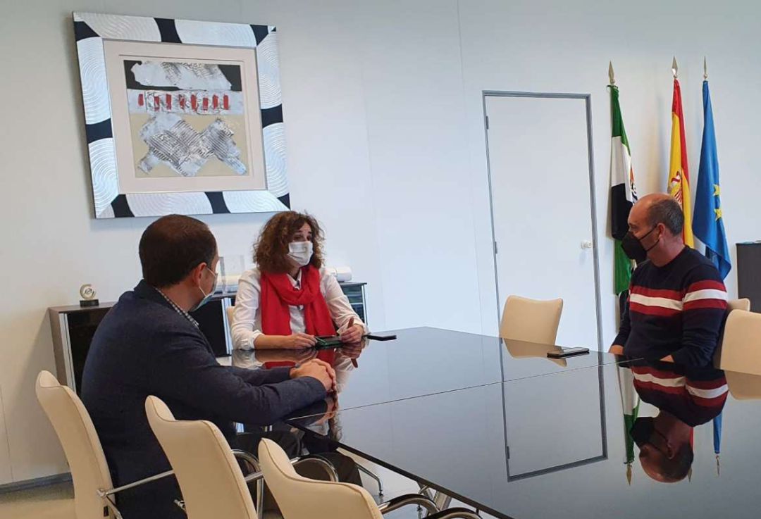 La consejera y el alcalde de Jerte durante la reunión La consejera y el alcalde de Jerte durante la reunión