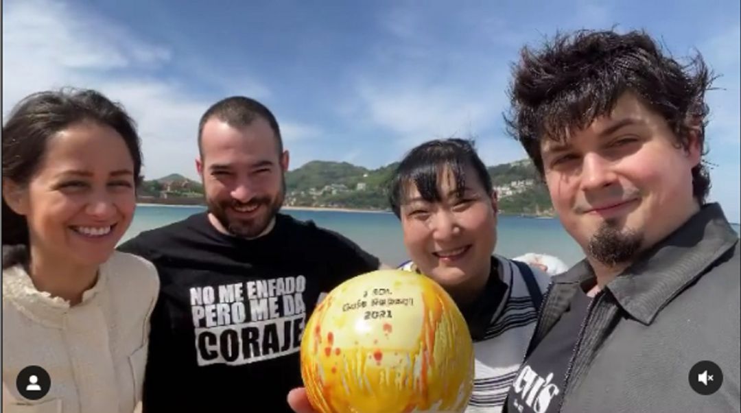 El equipo de Kromatiko, en la Playa de la Concha de San Sebastián, con el galardón entre las manos El equipo de Kromatiko, en la Playa de la Concha de San Sebastián, con el galardón entre las manos