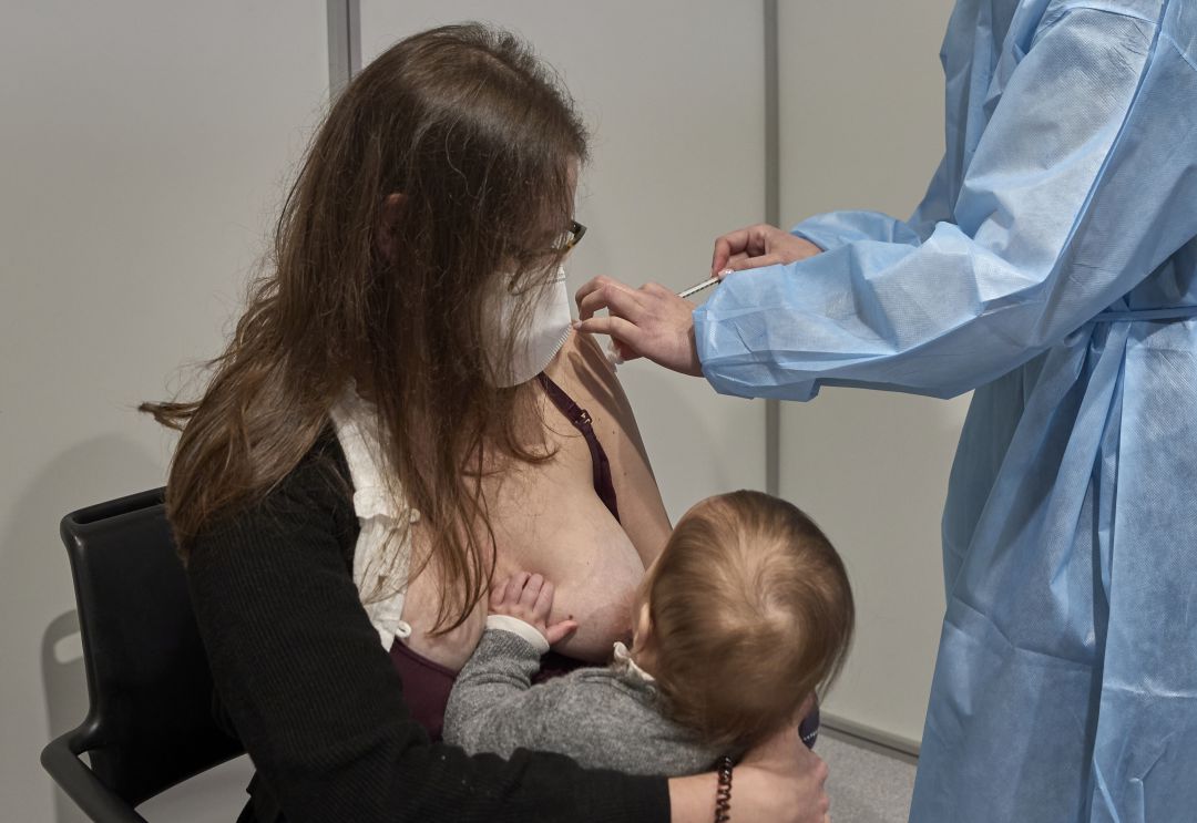 Una madre lactante siendo vacunada con Pfizer en Portugal Una madre lactante siendo vacunada con Pfizer en Portugal