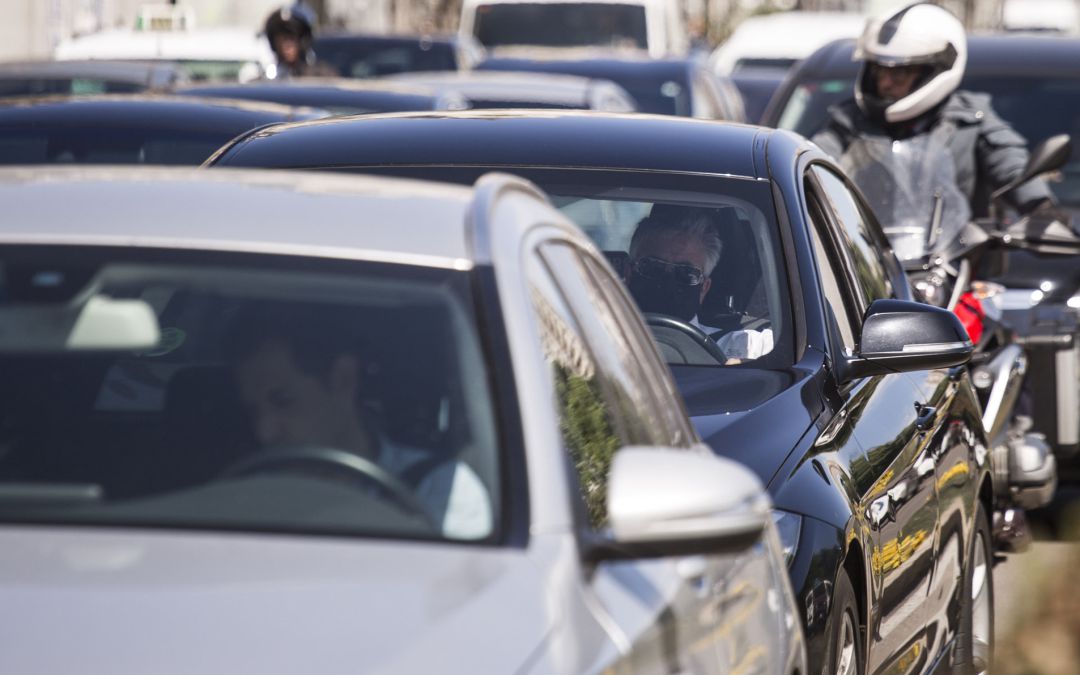 Varios vehículos circulan por la carretera, a 7 de abril de 2021, en Madrid. Varios vehículos circulan por la carretera, a 7 de abril de 2021, en Madrid.