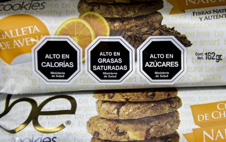 Etiquetado chileno de alimentos en unas galletas Etiquetado chileno de alimentos en unas galletas