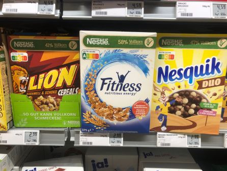 La etiqueta Nutri-Score en varios paquetes de cereales en Berlín, Alemania La etiqueta Nutri-Score en varios paquetes de cereales en Berlín, Alemania