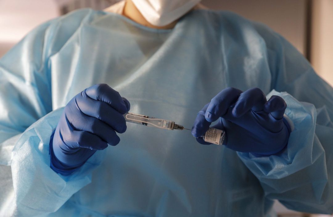 Una enfermera con una vacuna contra la COVID-19 Una enfermera con una vacuna contra la COVID-19