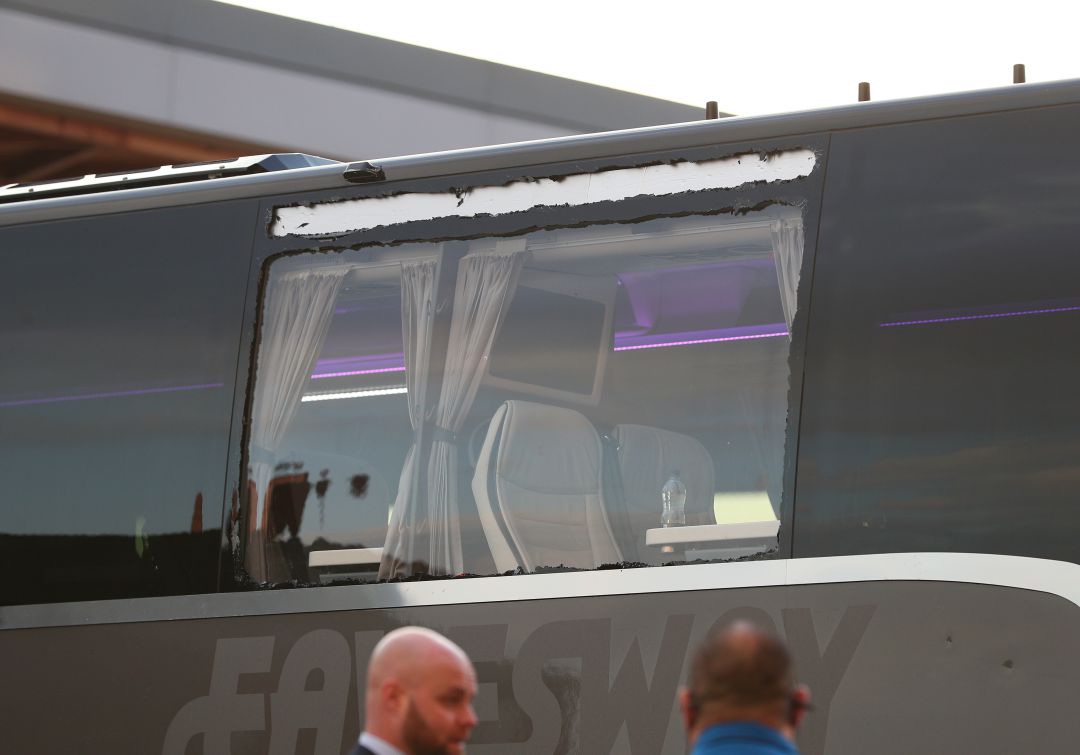 El autobús del Real Madrid con una ventana rota. El autobús del Real Madrid con una ventana rota.