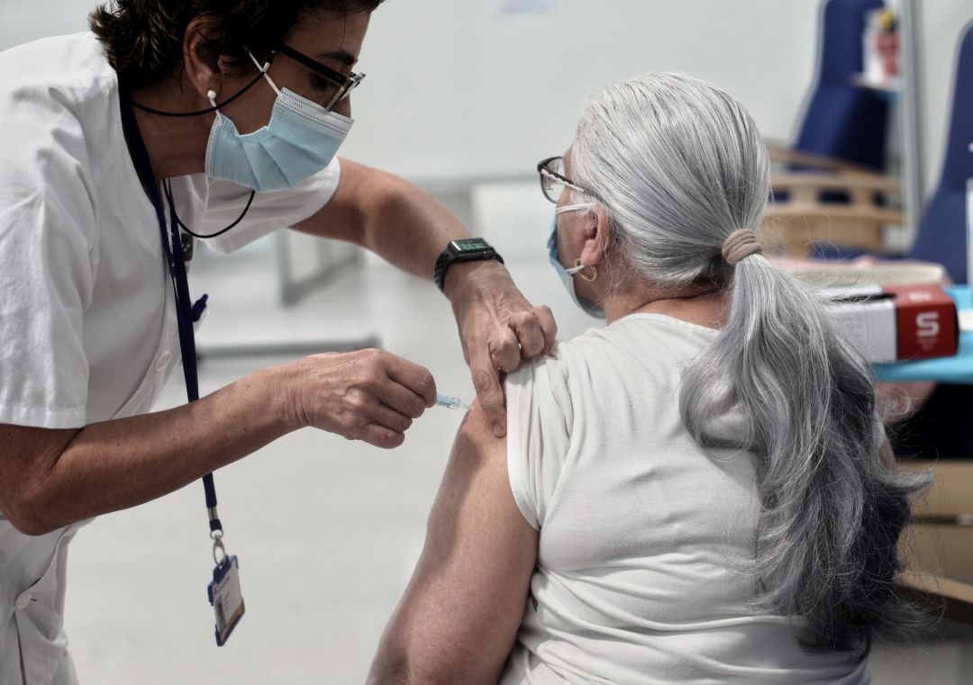 Una mujer es vacunada con la vacuna de AstraZeneca contra el Covid-19 en el Hospital de Emergencias Enfermera Isabel Zendal, a 8 de abril de 2021, en Madrid (España). Una mujer es vacunada con la vacuna de AstraZeneca contra el Covid-19 en el Hospital de Emergencias Enfermera Isabel Zendal, a 8 de abril de 2021, en Madrid (España).