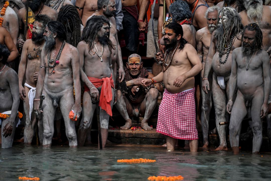 Un grupo de Naga Sadhus (monjes hindús) toman un baño sagrado en el río Ganges el día de Shahi Snan durante el festival Kumbh Mela, en Haridwar (India) este lunes. Un grupo de Naga Sadhus (monjes hindús) toman un baño sagrado en el río Ganges el día de Shahi Snan durante el festival Kumbh Mela, en Haridwar (India) este lunes.