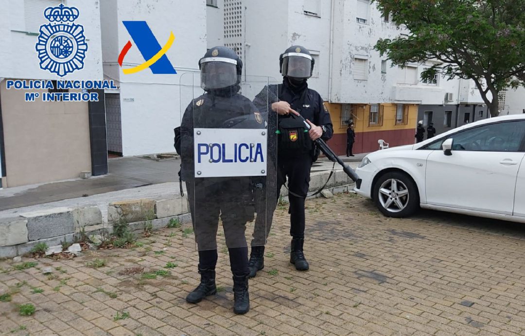 Dos agentes de Policía en Algeciras. Dos agentes de Policía en Algeciras.
