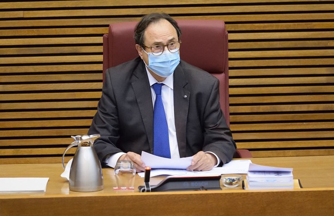 El conseller Vicent Soler, esta mañana en Les Corts El conseller Vicent Soler, esta mañana en Les Corts