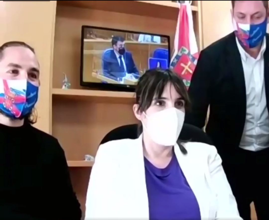La diputada María González junto a la representación de Coalición por el Bierzo este miércoles en el Parlamento de Galicia La diputada María González junto a la representación de Coalición por el Bierzo este miércoles en el Parlamento de Galicia