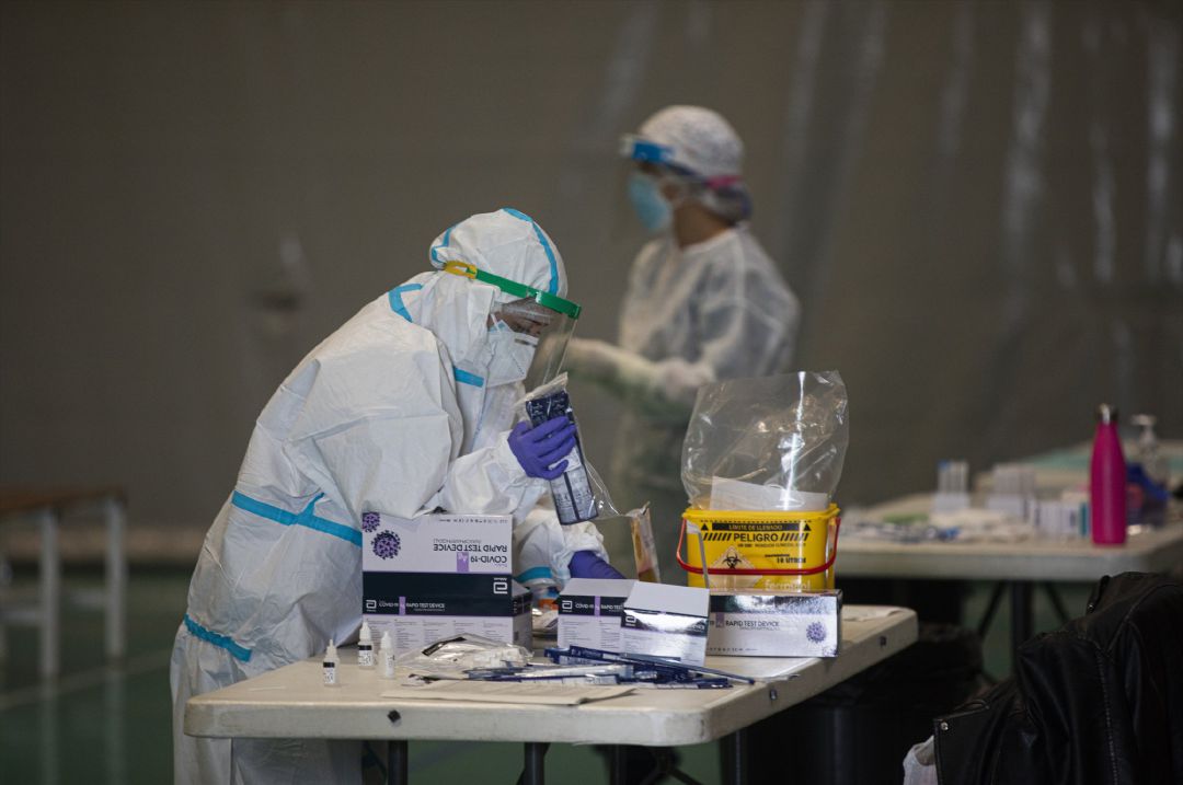 Sanitarios trabajando durante un cribado, en una imagen de archivo Sanitarios trabajando durante un cribado, en una imagen de archivo