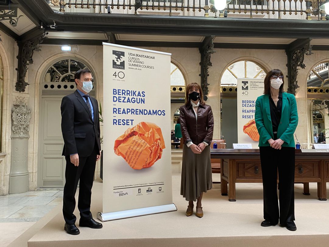 Rafael Pardo, director Fundación BBVA; Eva Ferreira, rectora de la UPV-EHU e Itziar Alkorta, directora de los Cursos de Verano Rafael Pardo, director Fundación BBVA; Eva Ferreira, rectora de la UPV-EHU e Itziar Alkorta, directora de los Cursos de Verano