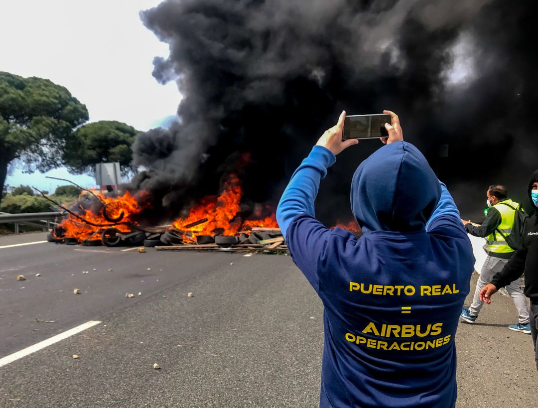 Un trabajador fotografía el incendio provocado por parte de la plantilla de la factoría de Airbus de Puerto Real en la autovía CA- 35 que da acceso a los puentes de la Bahía de Cádiz, como protesta por el cierre de la planta. Puerto Real (Cádiz) a 14 de abril 2021
POLITICA
Emilio López
Un trabajador fotografía el incendio provocado por parte de la plantilla de la factoría de Airbus de Puerto Real en la autovía CA- 35 que da acceso a los puentes de la Bahía de Cádiz, como protesta por el cierre de la planta. Puerto Real (Cádiz) a 14 de abril 2021
POLITICA
Emilio López