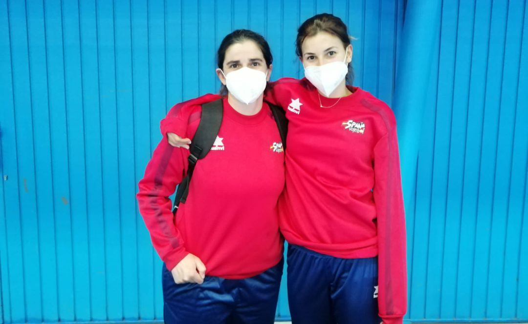 Sabor algareño en la selección: Denia Bravo (derecha) junto a Esther López Sabor algareño en la selección: Denia Bravo (derecha) junto a Esther López