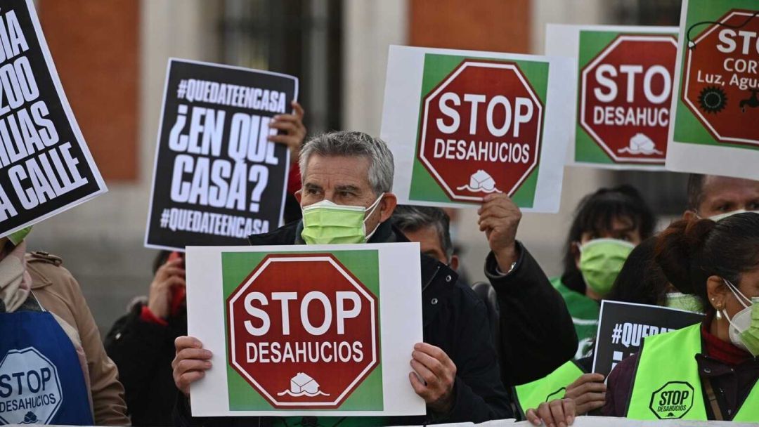 Activistas protestan contra un desahucio. Activistas protestan contra un desahucio.