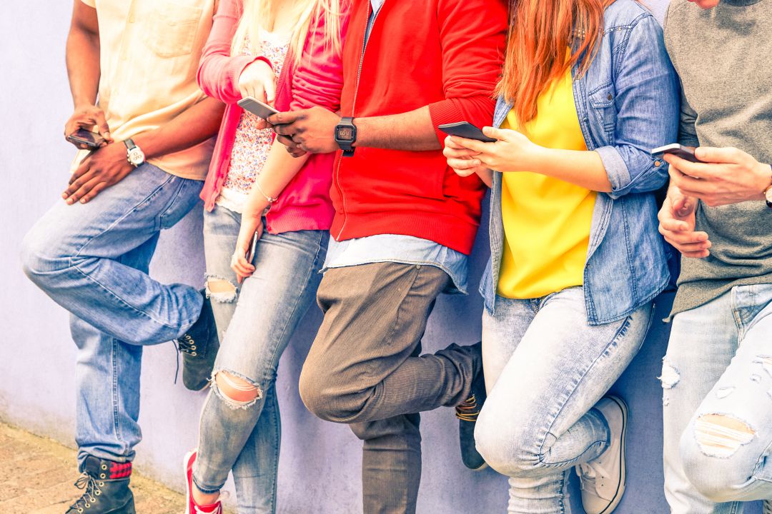Jovenes mirando el móvil Jovenes mirando el móvil