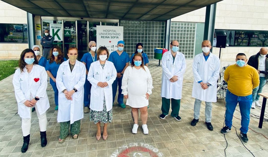 Zahira, acompañada de la directora gerente del HURS, Valle García; y del equipo médico que asumió su caso Zahira, acompañada de la directora gerente del HURS, Valle García; y del equipo médico que asumió su caso