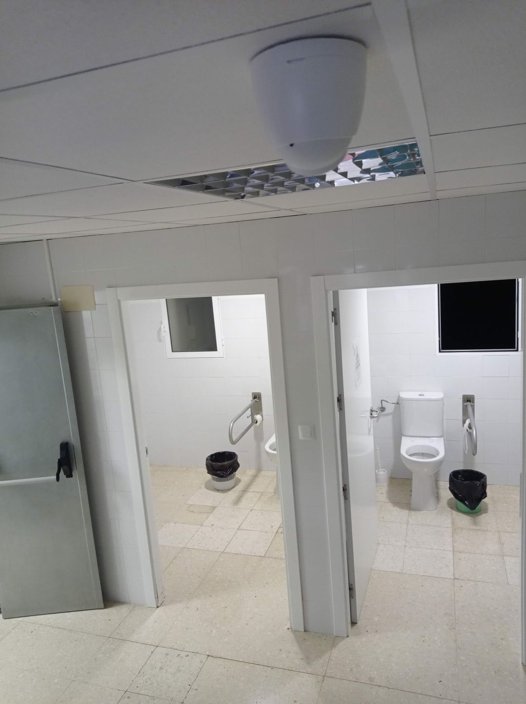 Cámaras enfocando al cuarto de baño. Cámaras enfocando al cuarto de baño.