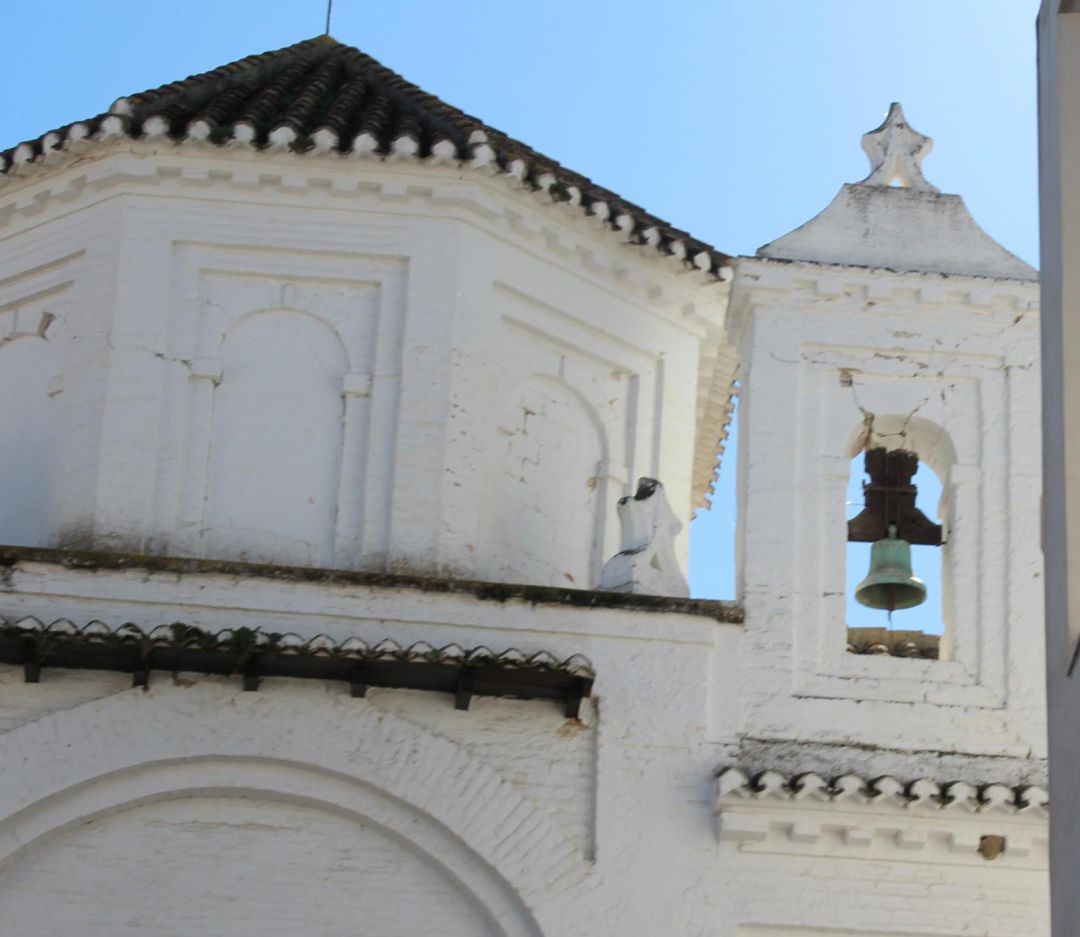 La espadaña del arco de la Puerta de Sevilla de Santa Fe, dañada por los terremotos de comienzos de año en la Vega de Granada La espadaña del arco de la Puerta de Sevilla de Santa Fe, dañada por los terremotos de comienzos de año en la Vega de Granada