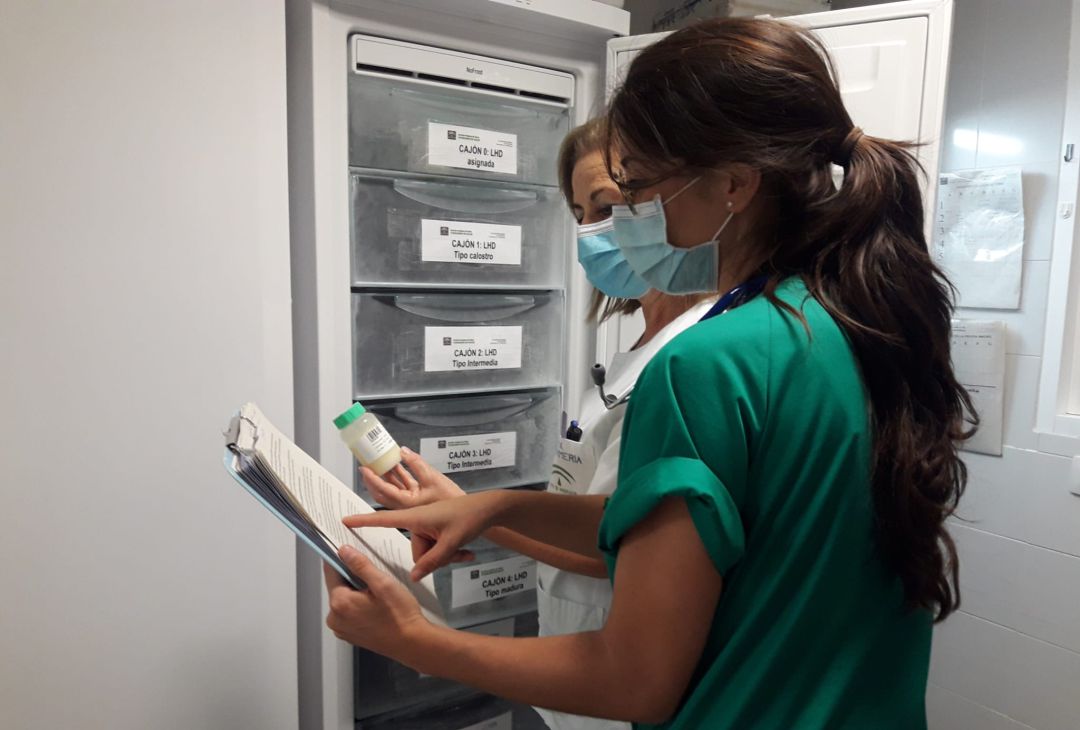 Dos profesionales sanitarias controlan la leche donada en Huelva. Dos profesionales sanitarias controlan la leche donada en Huelva.