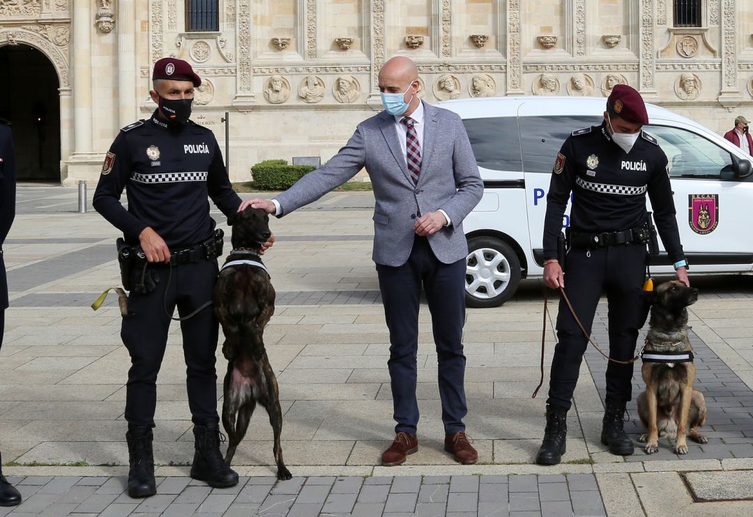 El alcalde ha presentado la nueva patrulla canina de la Policía Local de León El alcalde ha presentado la nueva patrulla canina de la Policía Local de León