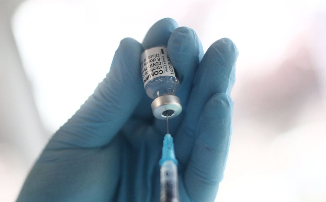 Un sanitario prepara una de las dosis de la vacuna Pzifer. Un sanitario prepara una de las dosis de la vacuna Pzifer.