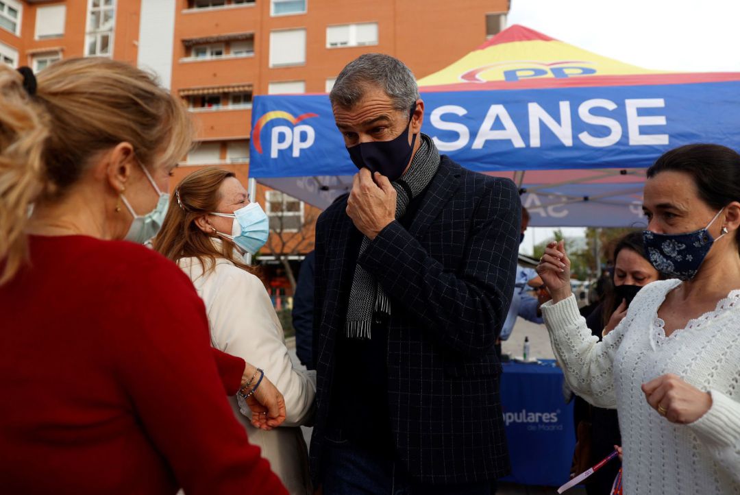 El exdiputado valenciano de Ciudadanos Toni Cantó (C) acude este miércoles a un acto de campaña electoral del Partido Popular en San Sebastián de los Reyes, Madrid El exdiputado valenciano de Ciudadanos Toni Cantó (C) acude este miércoles a un acto de campaña electoral del Partido Popular en San Sebastián de los Reyes, Madrid