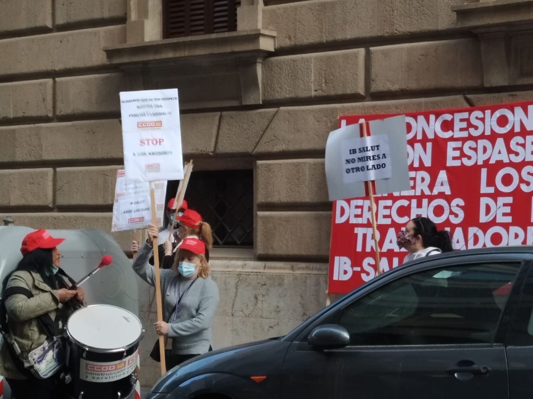 Trabajadoras protestan frente a la sede del IBSalut. Trabajadoras protestan frente a la sede del IBSalut.