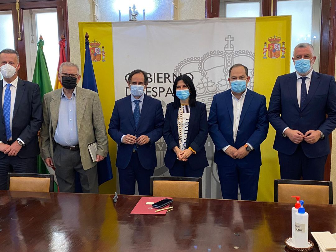 La delegada del gobierno en Granada, Inmaculada López Calahorro, recibe en la subdelegación a miembros de la Plataforma por las Infraestructuras de la costa La delegada del gobierno en Granada, Inmaculada López Calahorro, recibe en la subdelegación a miembros de la Plataforma por las Infraestructuras de la costa