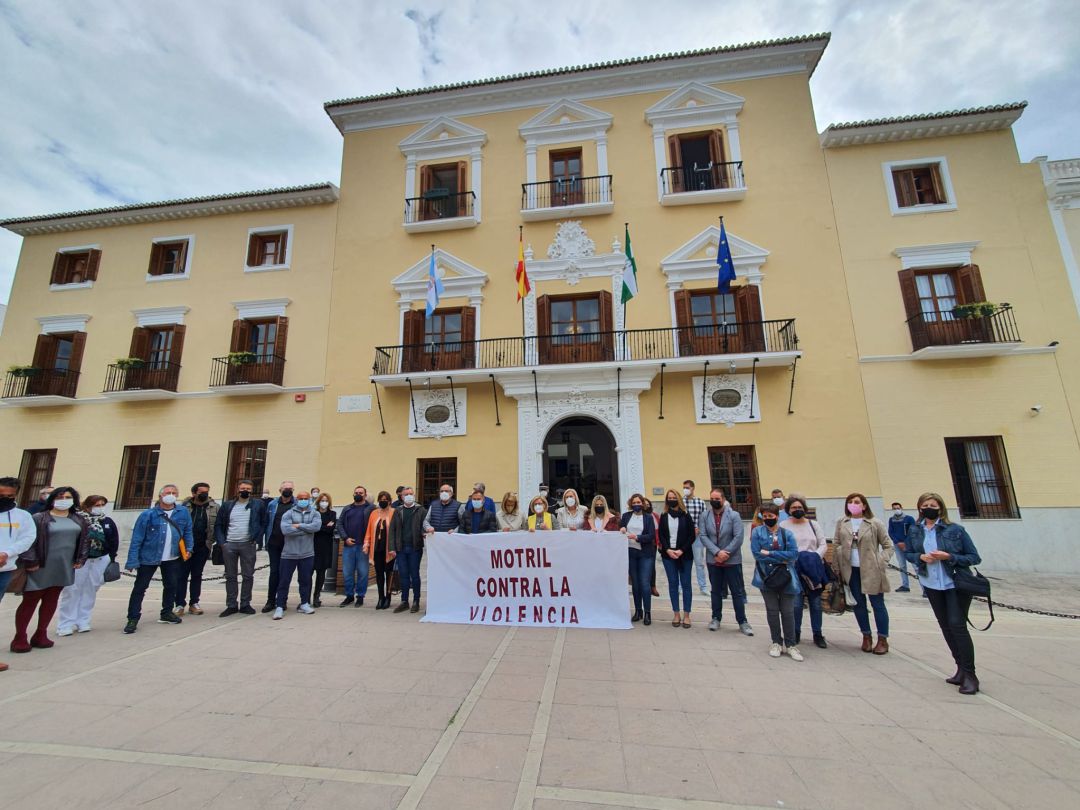 La corporación municipal guardan un minuto de silenccio y condenan el último crimen ocurrido en Motril La corporación municipal guardan un minuto de silenccio y condenan el último crimen ocurrido en Motril