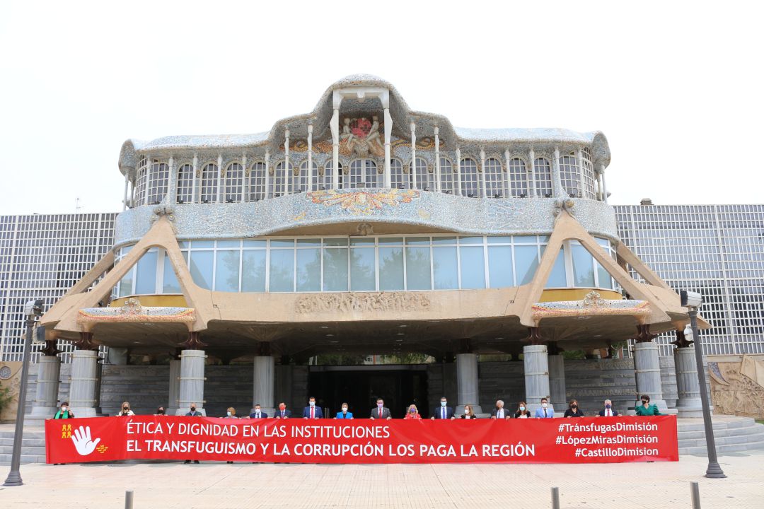 Diputados del PSOE y Ciudadanos (Martínez Vidal y Molina) han desplegado una pancarta contra el transfuguismo y la corrupción frente al edificio de la Asamblea Diputados del PSOE y Ciudadanos (Martínez Vidal y Molina) han desplegado una pancarta contra el transfuguismo y la corrupción frente al edificio de la Asamblea
