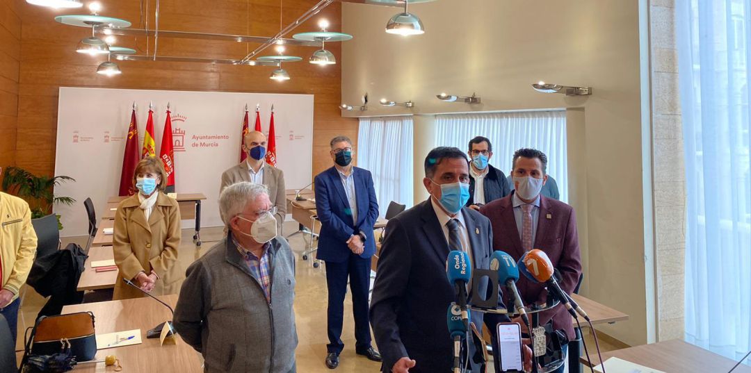 Imagen previa a la reunión entre el Ayuntamiento de Murcia y la Plataforma Prosoterramiento Imagen previa a la reunión entre el Ayuntamiento de Murcia y la Plataforma Prosoterramiento