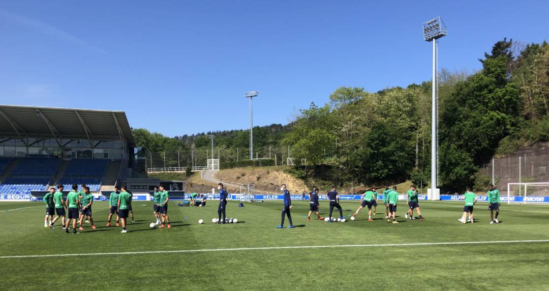 Imanol observa a sus jugadores mientras hace los rondos de inicio del entrenamiento en Zubieta Imanol observa a sus jugadores mientras hace los rondos de inicio del entrenamiento en Zubieta