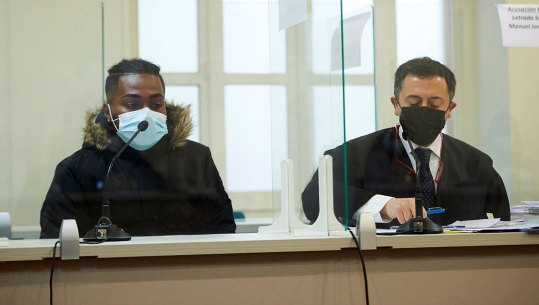 El acusando siguiendo el trascurso del juicio en la Audiencia de Cantabria El acusando siguiendo el trascurso del juicio en la Audiencia de Cantabria