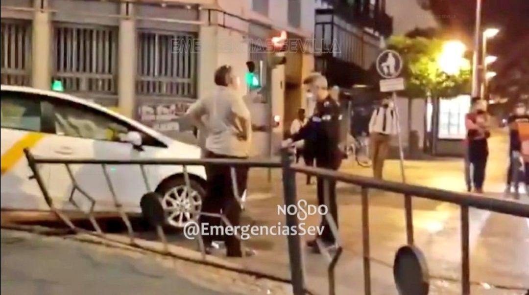 Un agente tomando declaración al taxista implicado en el accidente Un agente tomando declaración al taxista implicado en el accidente
