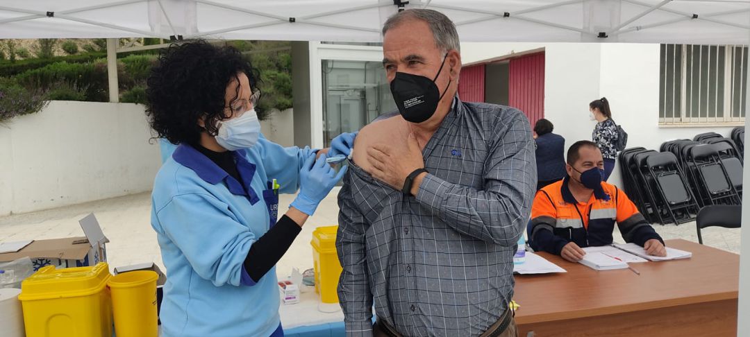 El alcalde de Quesada, Manuel Vallejo es vacunado con AstraZeneca El alcalde de Quesada, Manuel Vallejo es vacunado con AstraZeneca