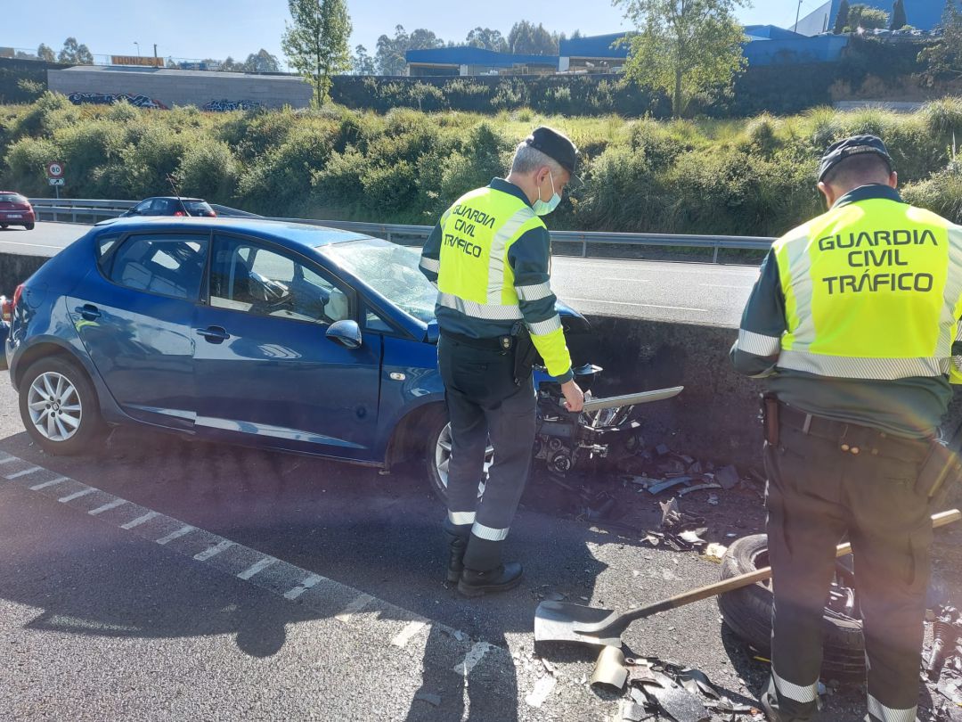 Agentes de la Guardia Civil inspeccionando el lugar del siniestro donde ha fallecido una mujer. Agentes de la Guardia Civil inspeccionando el lugar del siniestro donde ha fallecido una mujer.