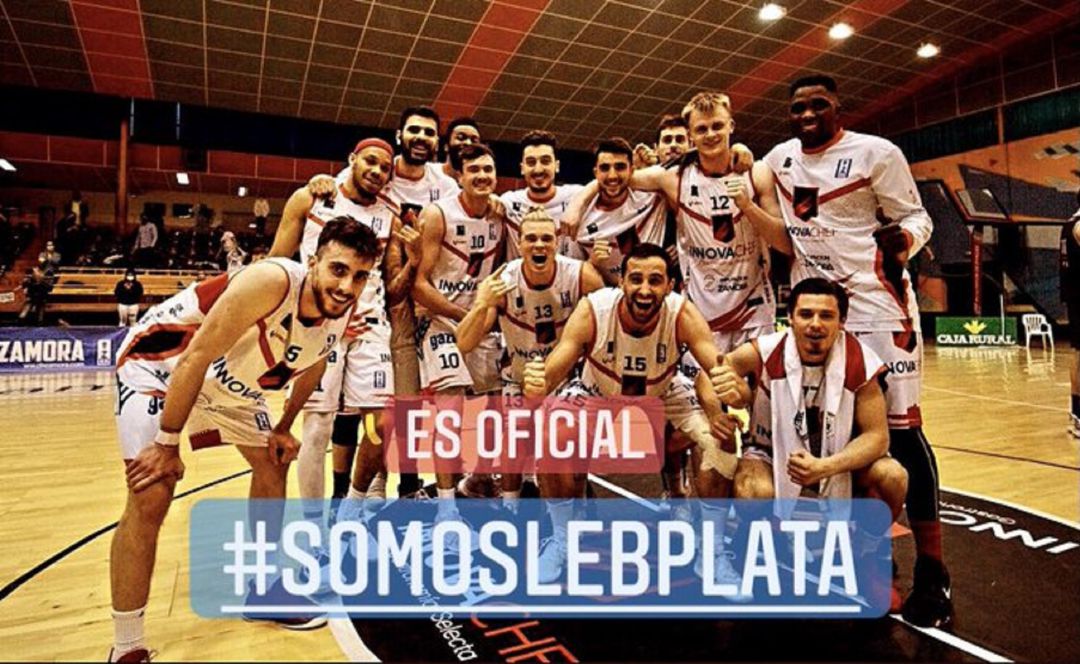 Los jugadores celebrando la permanencia Los jugadores celebrando la permanencia