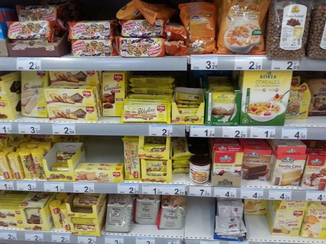 Productos de alimentación en el lineal de un supermercado Productos de alimentación en el lineal de un supermercado