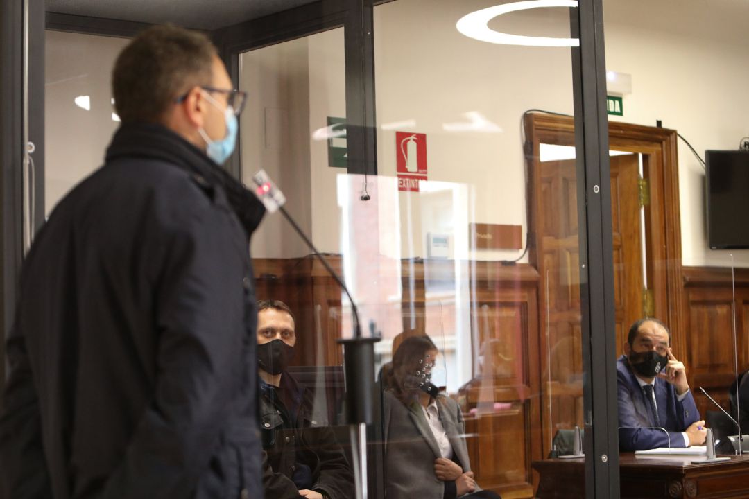 El acusado Norbert Feher, alias ‘Igor el Ruso', observa la declaración de un Guardia Civil desde una cabina blindada en un juicio en la Audiencia Provincial de Teruel, a 14 de abril de 2021, en Teruel El acusado Norbert Feher, alias ‘Igor el Ruso', observa la declaración de un Guardia Civil desde una cabina blindada en un juicio en la Audiencia Provincial de Teruel, a 14 de abril de 2021, en Teruel