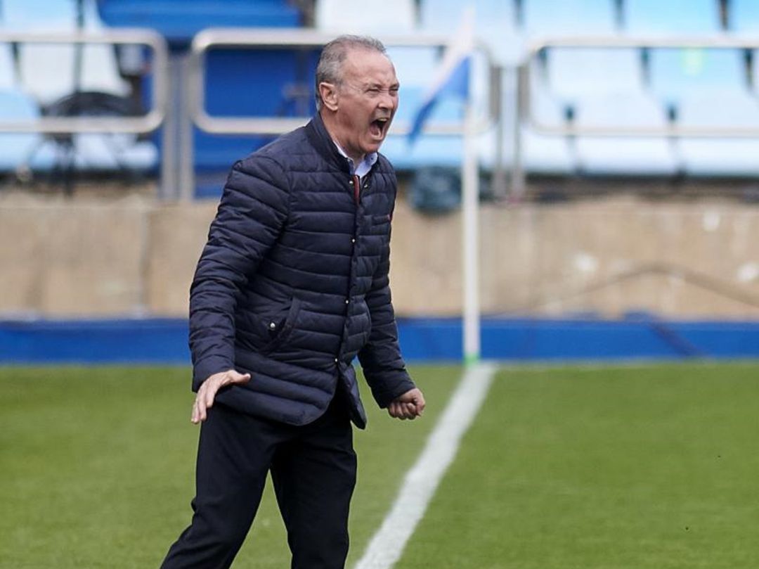 JIM da instrucciones a sus jugadores contra el Almería en La Romareda JIM da instrucciones a sus jugadores contra el Almería en La Romareda
