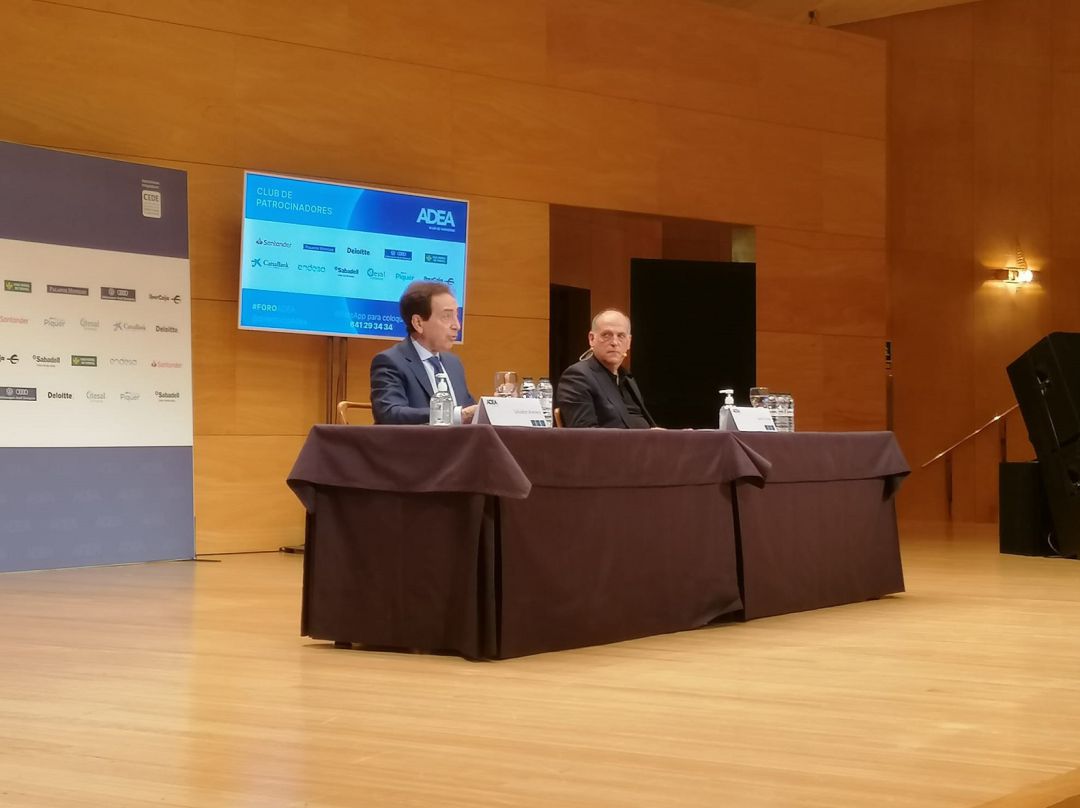 Javier Tebas, presidente de La Liga, y Salvador Arenere, presidente de Adea, en el foro celebrado en el Auditorio Javier Tebas, presidente de La Liga, y Salvador Arenere, presidente de Adea, en el foro celebrado en el Auditorio