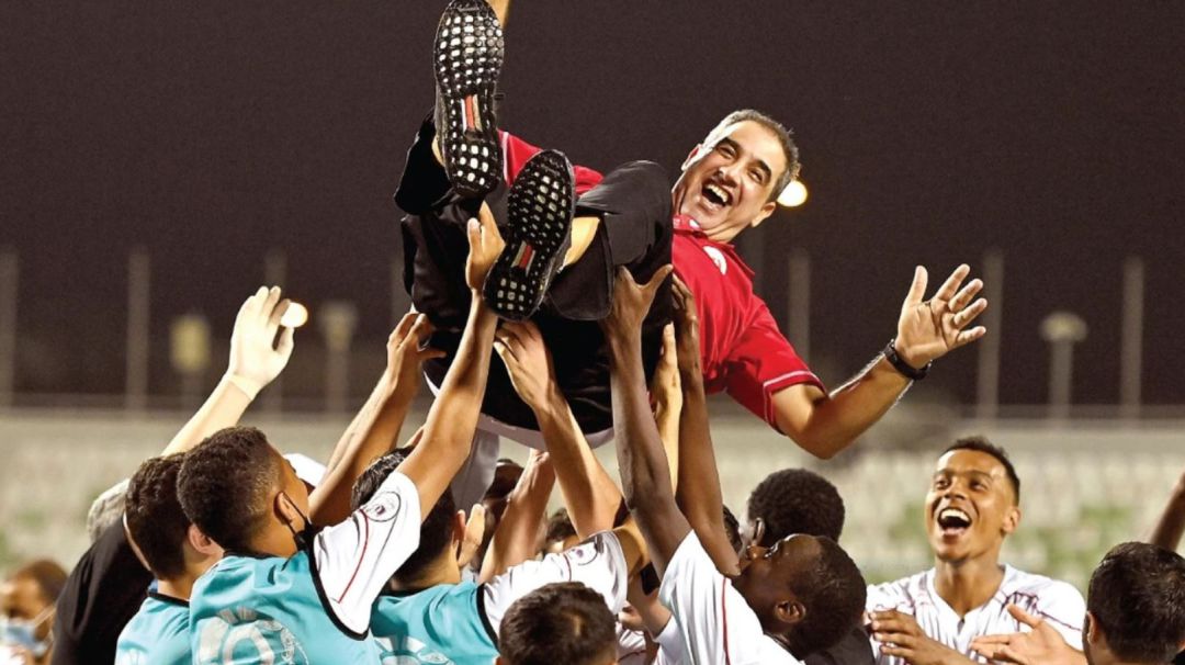 Hichan Jadrane lanzado al cielo por sus futbolistas. Hichan Jadrane lanzado al cielo por sus futbolistas.